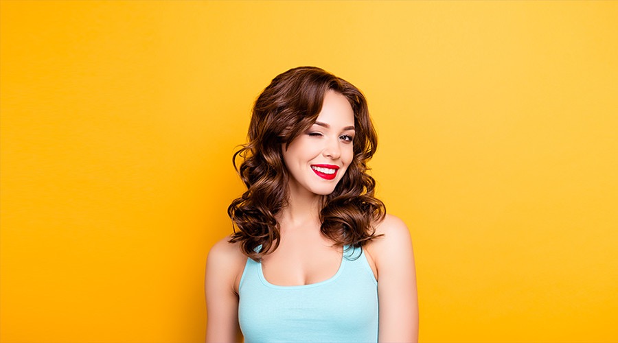 使眼色说话,使眼色是打招呼的意思吗