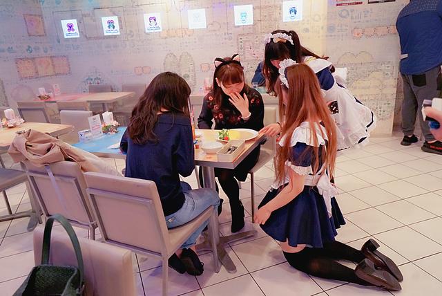 实拍日本大阪“女仆店”，满满可爱风，美少女跪在地上为客人服务