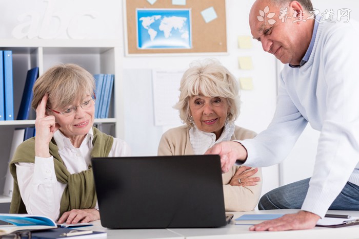 老人太固执不听劝的后果,老年人沉迷手机不听劝怎么办