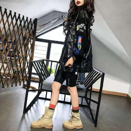 有一种“男人味儿”叫周笔畅,黑皮衣配“老头裤”,好像胡同大哥