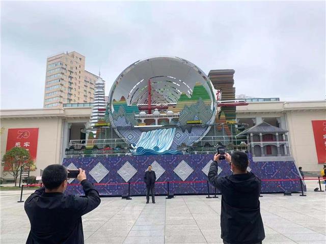 记者揭秘“多彩贵州”彩车走过*安门天**那一刻!“多彩贵州”彩车副驾驶:骄傲!自豪