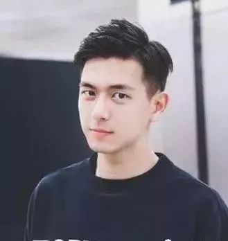 男生头发两边特别炸什么原因,男生头发粗硬鬓角会炸