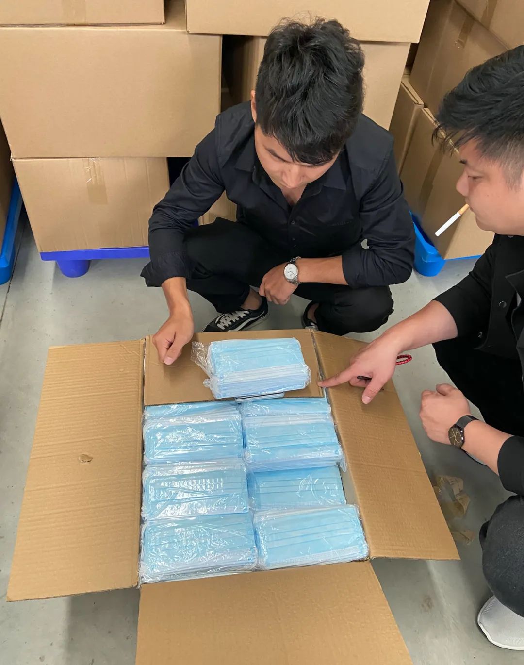 一个口罩卖300万,一个口罩卖一百多这钱好赚吗