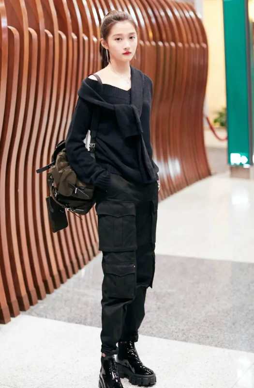 关晓彤穿镂空露脐装现身,关晓彤粉色薄纱露脐装