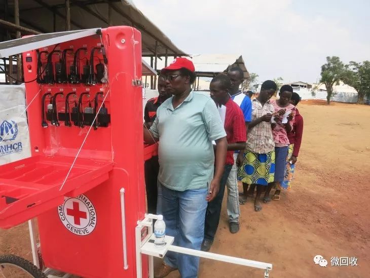 在非洲，不仅用泥巴给手机充电，还把自己改造成充电宝和天线