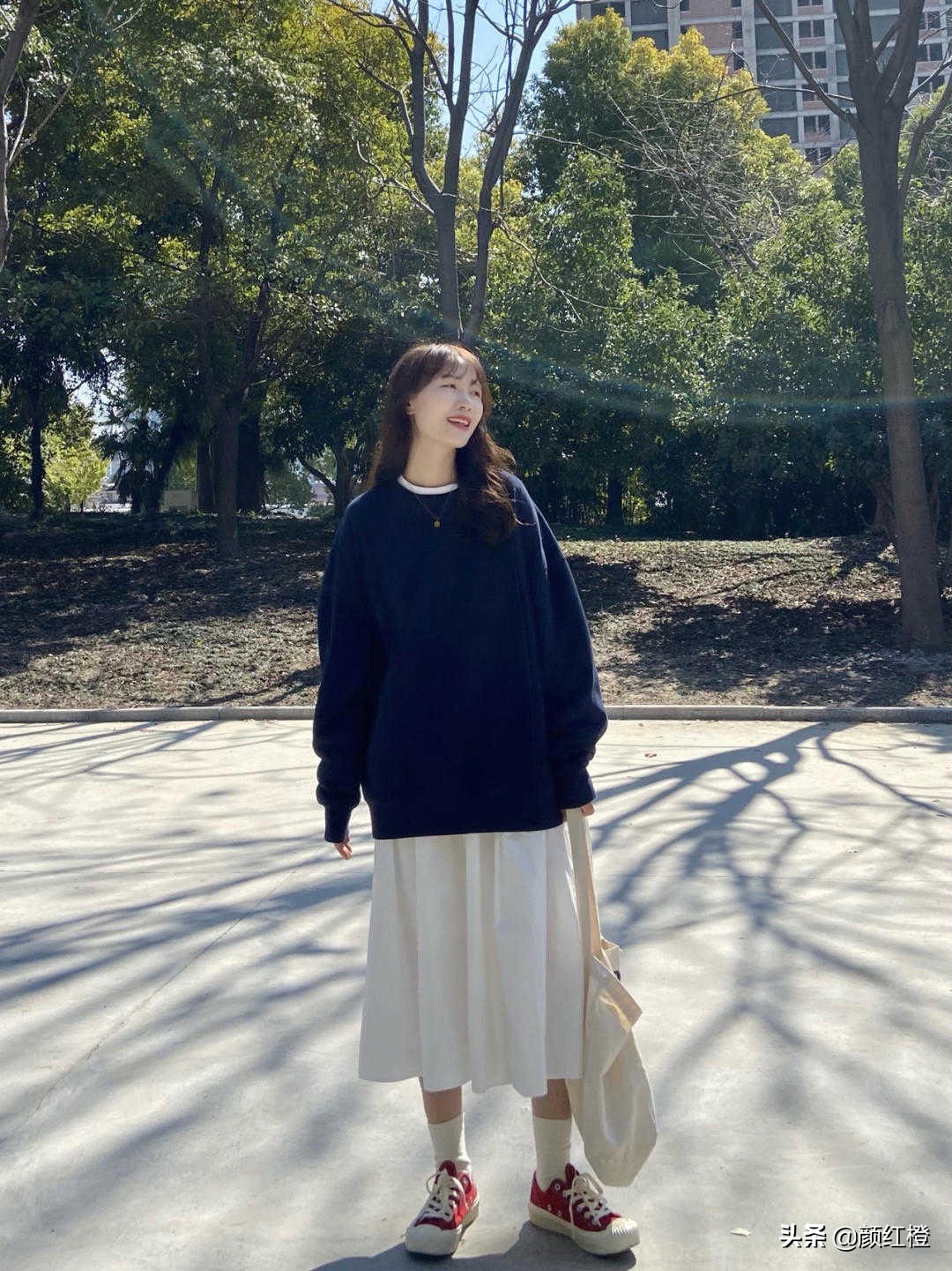 秋天的卫衣搭配思路,秋天卫衣这样穿个性时髦又减龄