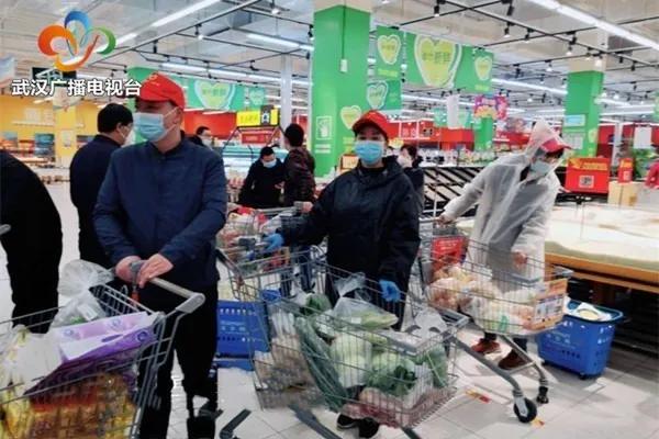 看到“无疫情小区”挂牌，她开心地笑了