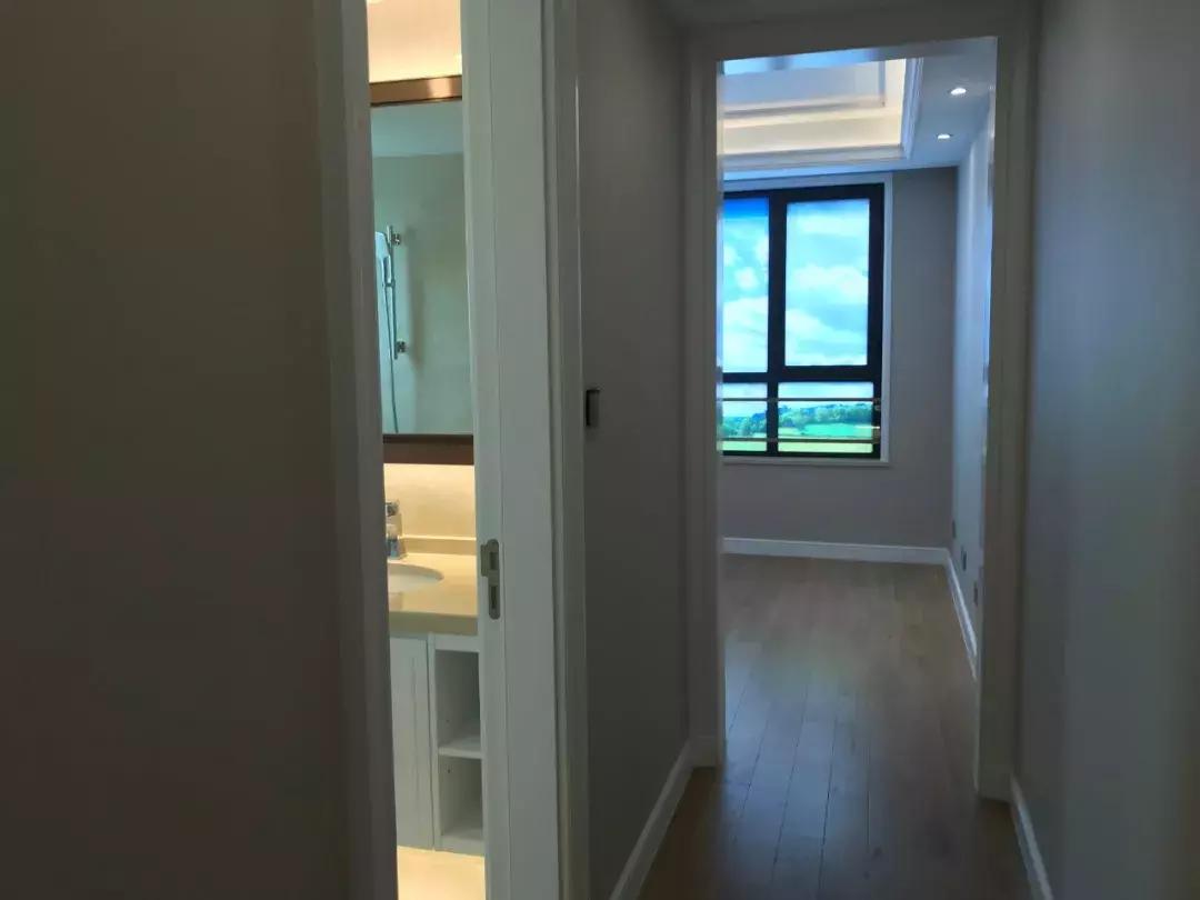 这个神盘只有一栋楼，比隔壁万科便宜100万