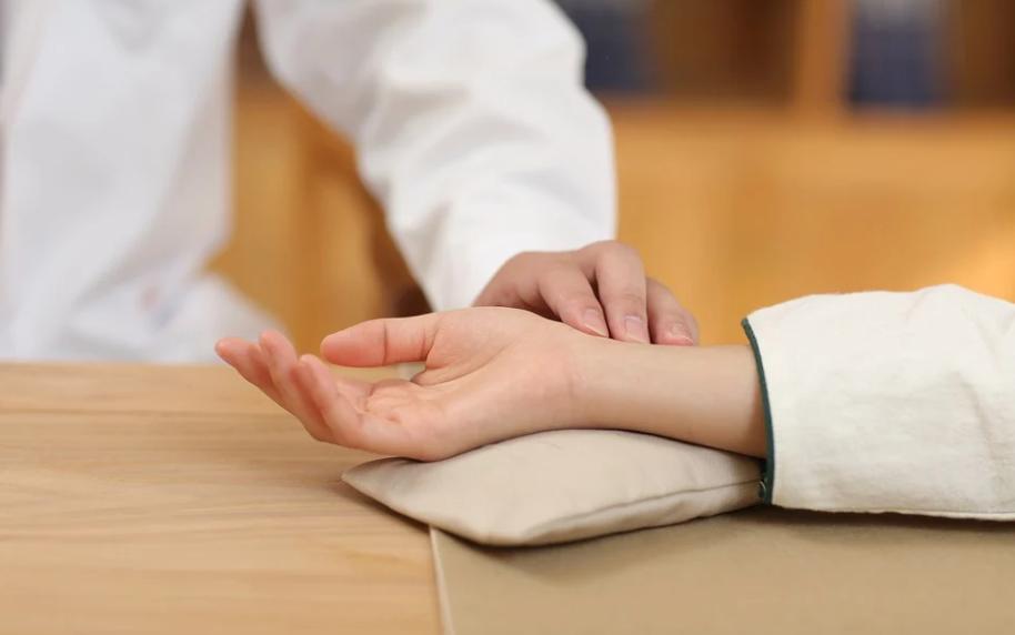 确诊病例用中药治疗：中医敌得过疫情，敌不过人心？