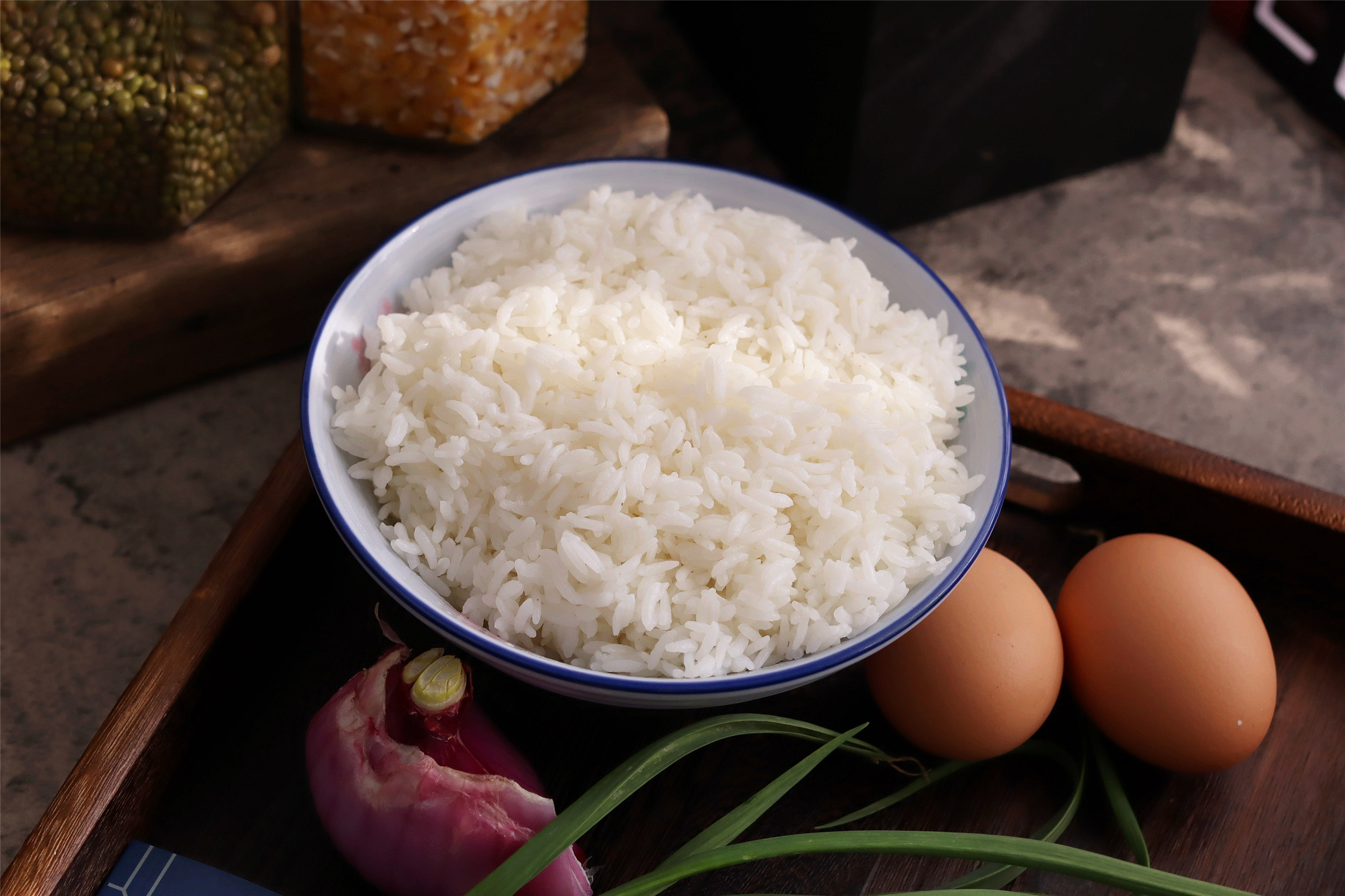 蛋炒饭怎么把老蛋炒焦脆,蛋炒饭每粒饭裹上3到4个蛋花