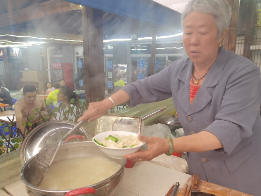 吃在驼梁，体验舌尖上的味道/郝贵云