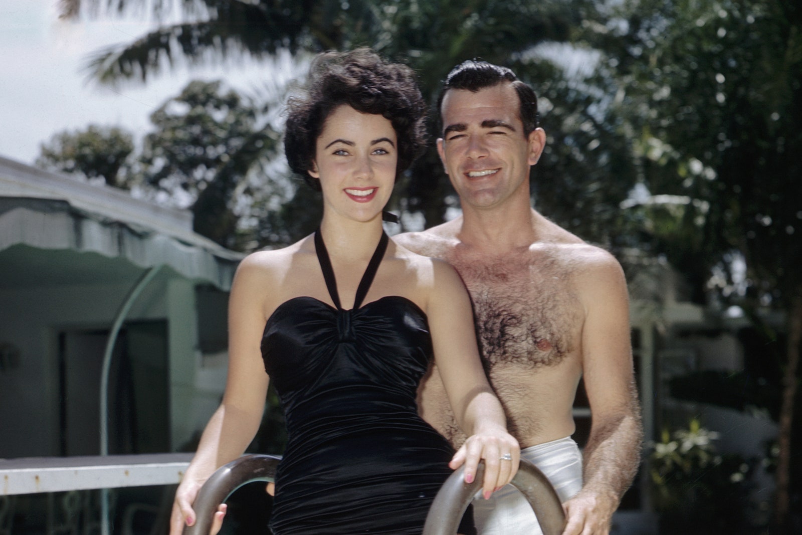 伊丽莎白女王传世戒指,伊丽莎白泰勒的珠宝留给谁了