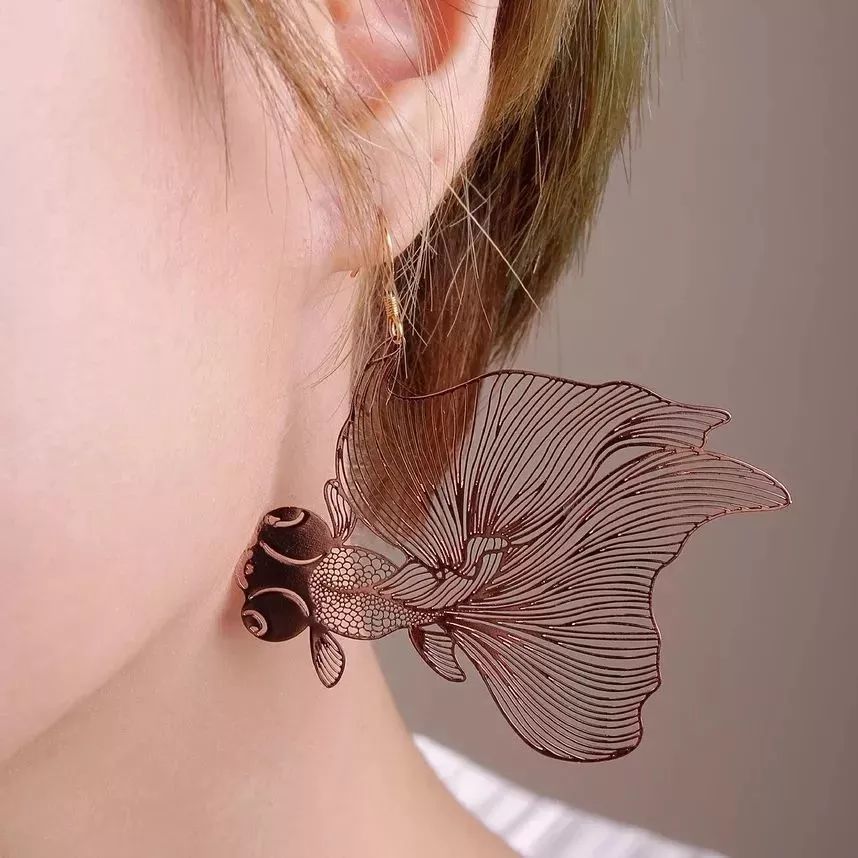 给女朋友闺蜜送什么礼物比较好,第一次送女朋友礼物送什么首饰好