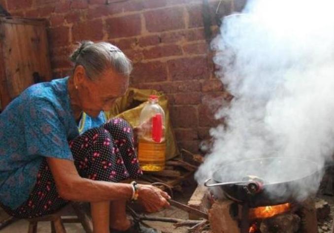 河南农妇去医院就诊,无意间露出胳膊,警察前来才知其身份不简单