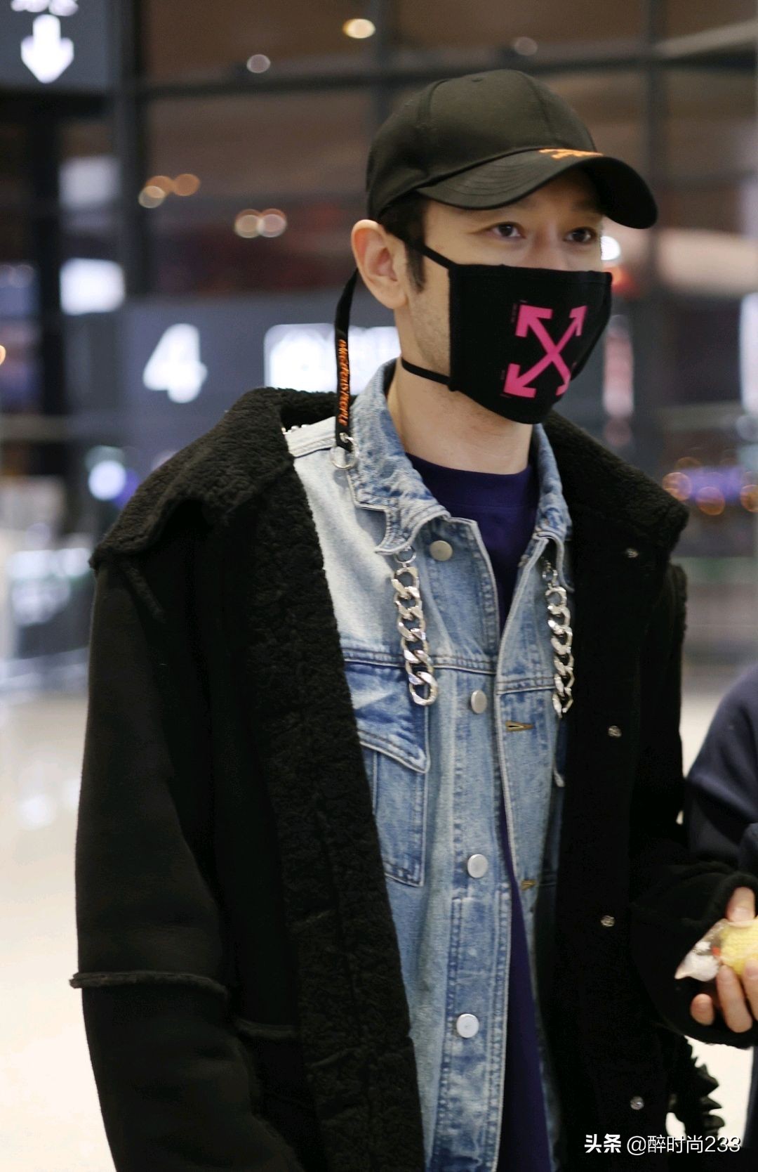 黄晓明休闲装搭配变身暖男,杨颖黄晓明棒球帽