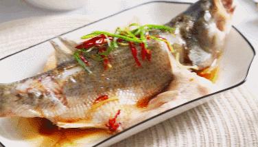 这个蒸鱼绝招学会了，你做出来的清蒸鱼，绝对撑场面！味道又鲜又嫩