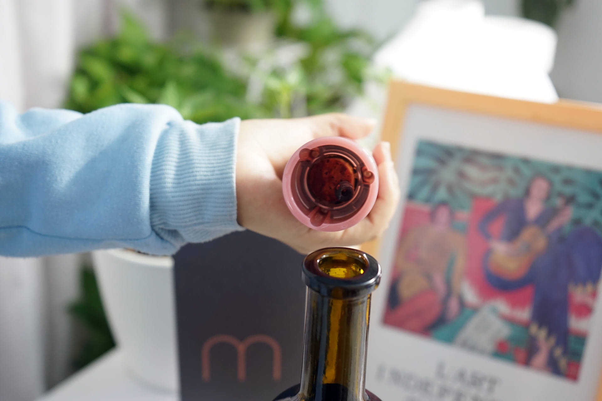 红酒自动开瓶器演示,开红酒神器开瓶器