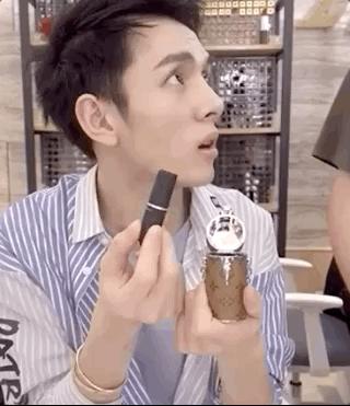 大饰所趋？不，现在时尚圈流行迷你套，连李佳琦都带货了