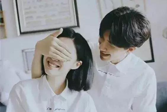 校服是我和她唯一穿过的情侣装,我们穿过的情侣装就是校服文案