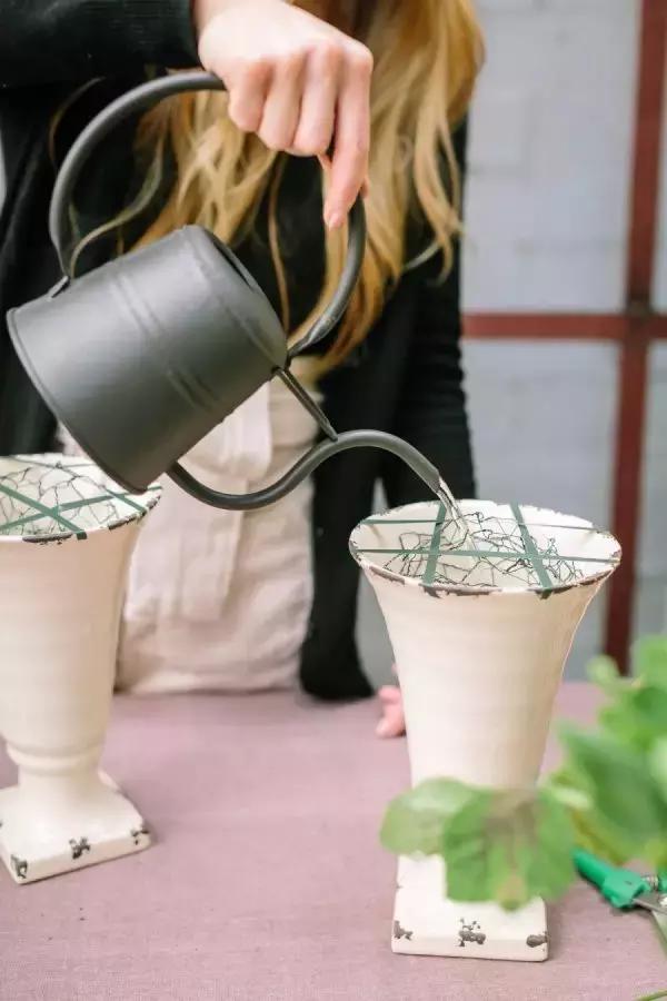 矿泉水瓶手工制作花瓶插花,怎么自己动手做插花瓶