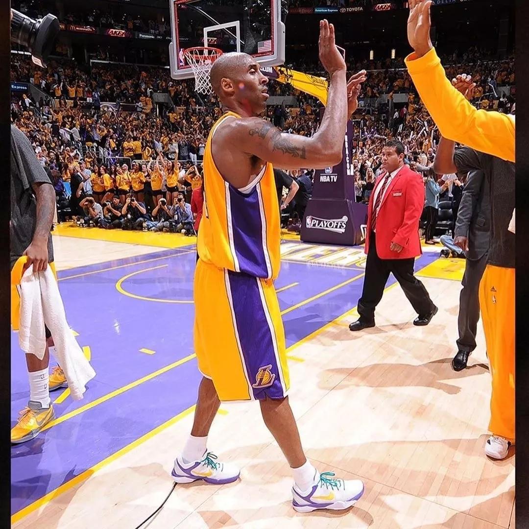 科比生涯最高分穿什么鞋,科比五名人堂配色nba上脚