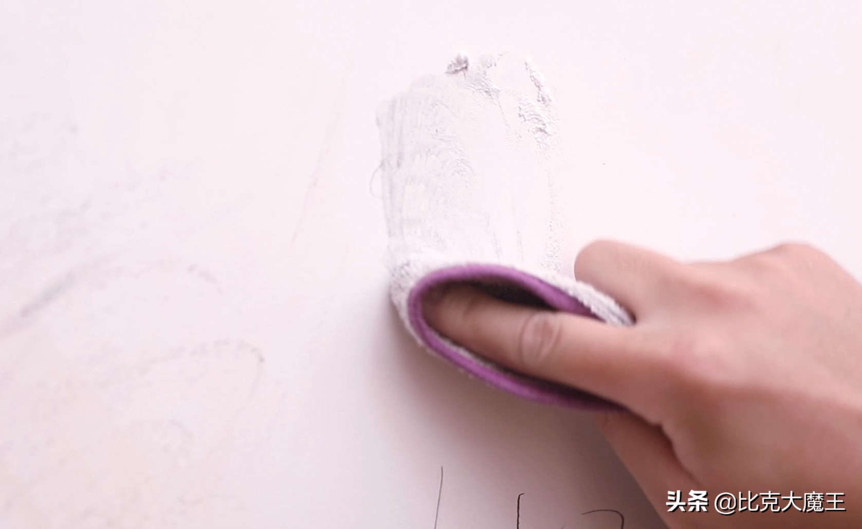 白墙脏了不用重新刷，墙壁上抹一点，简单擦一擦就干净，省力省事