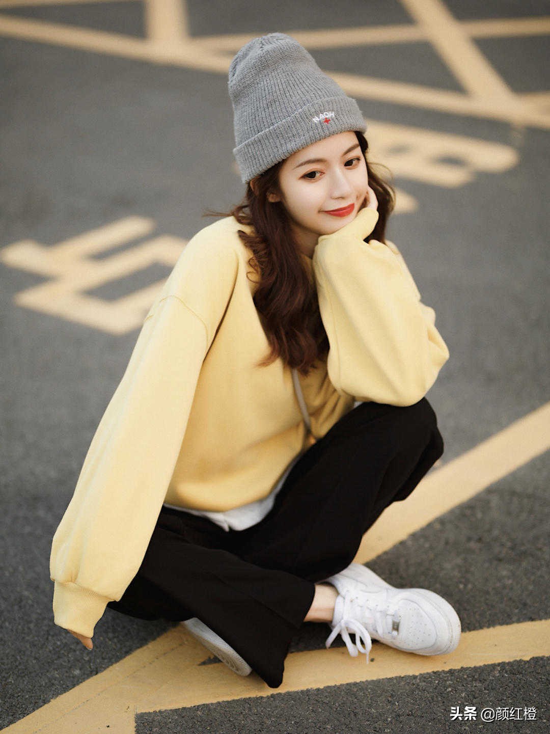 秋天的卫衣搭配思路,秋天卫衣这样穿个性时髦又减龄