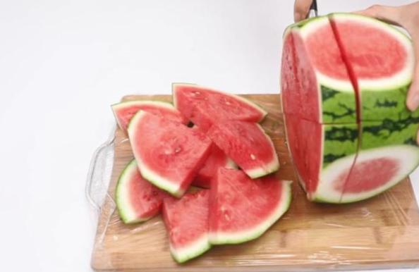 夏天吃西瓜怎么切,酒店切西瓜方法技巧