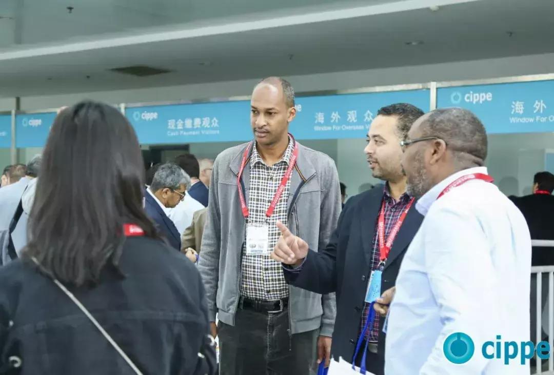 顾秀莲、马培华、李毅中、张来斌参加一年一度的世界石油装备大会cippe