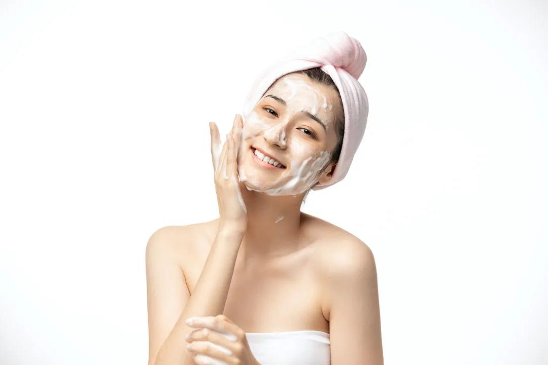 使用化妆品导致过敏怎么办,脸上化妆品过敏红肿怎么办