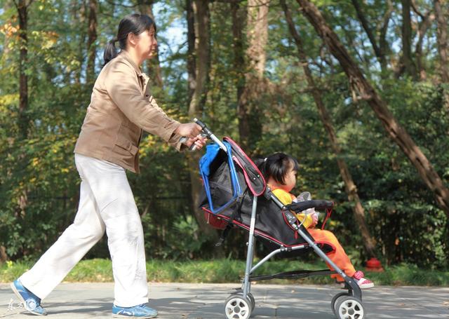 不让奶奶带娃的原因,为什么有的人不想让奶奶带孩子