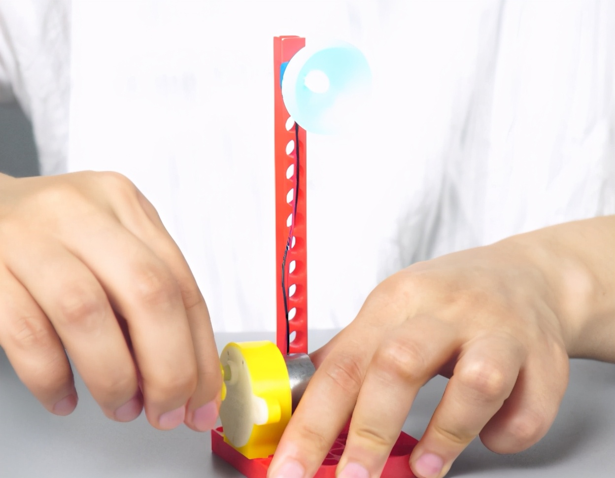 手摇发电机摇多久才产生一度电,手摇式自发发电机原理