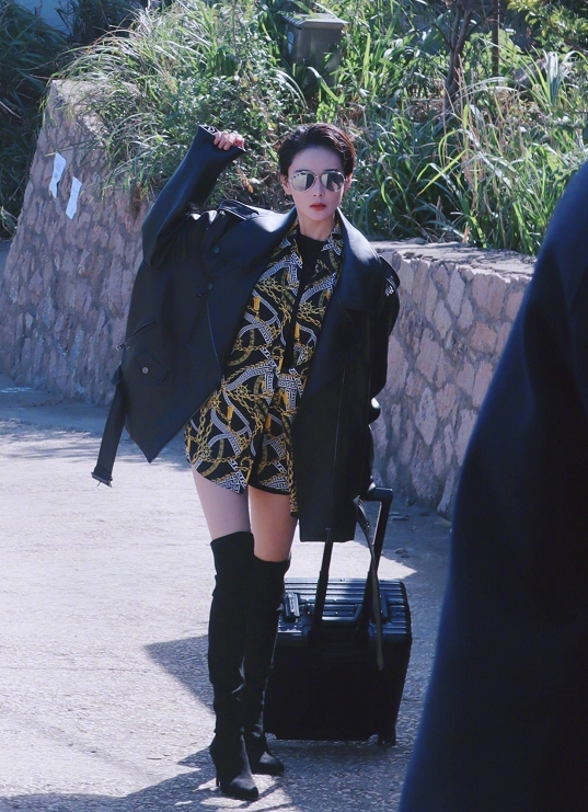 张馨予惊艳短发,张馨予过膝长靴穿搭