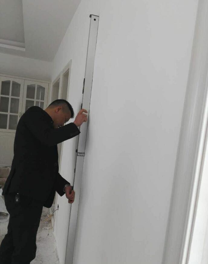 乳胶漆直接刷开裂会起皮,入住两年墙面乳胶漆出现细小裂纹