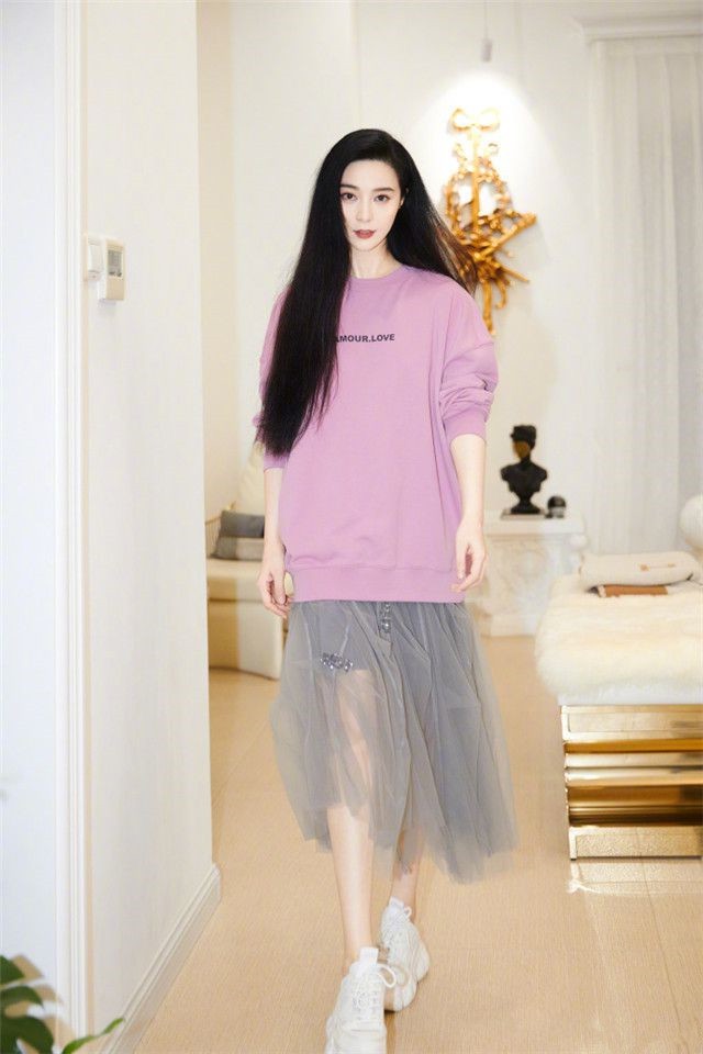 范冰冰英伦风穿搭现身时装周,范冰冰穿衣搭配大红裙现身香港