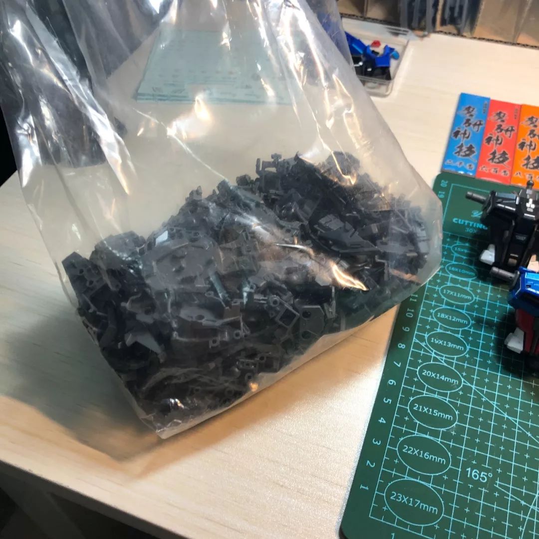 佳作：恐怖的零件数量，龙桃子强袭，四机小队！