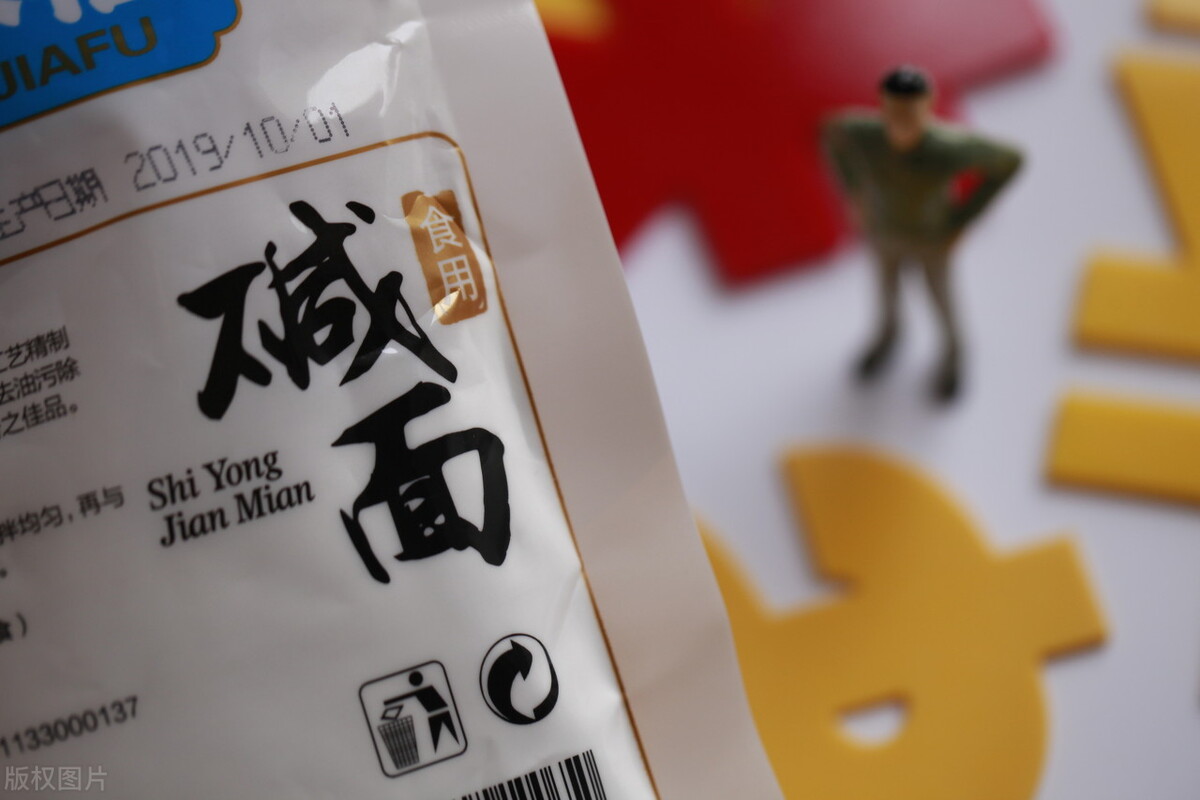 小苏打和食用碱到底有哪些区别,食用碱与小苏打使用上有什么区别