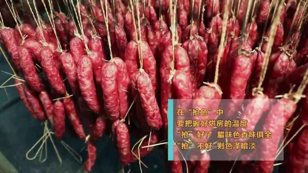 又到熏腊肉灌香肠的时节,做好的香肠在家熏腊肉