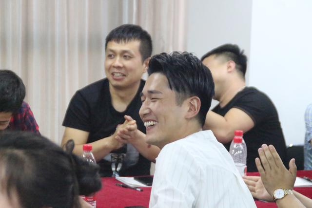 烂摊摊火锅带领加盟商学习周导的逆向盈利课程