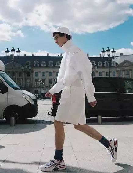 国潮这回对味儿了,不看logo还以为是巴黎世家!