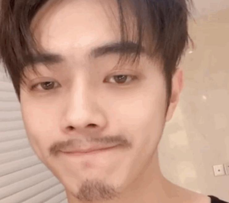 许凯起床素颜,许凯内心被粉丝夸的无比开心