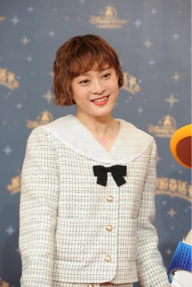 孙俪穿搭减龄半身裙短发长腿,孙俪的新发型减龄又甜