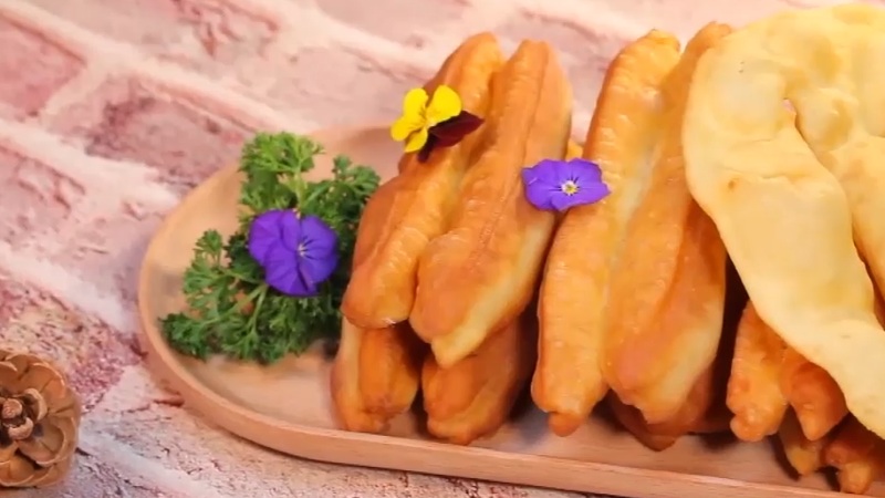 怎么在家炸油条才能不硬,当天快速炸油条最简单方法