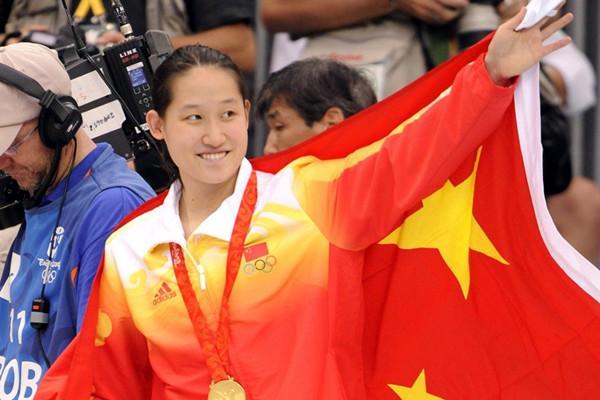 为什么鲨鱼皮泳衣特别难穿,鲨鱼皮泳衣创造的纪录有效吗