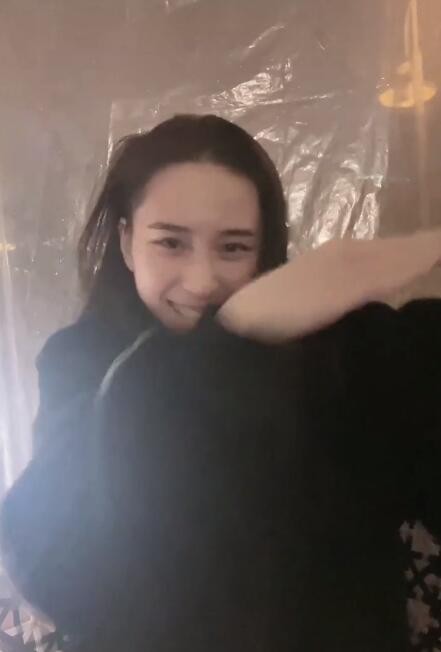 何超莲穿黑色外套跳手指舞蹈,与男友窦骁互动,破分手传言