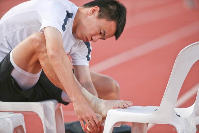 脚踝扭伤肿了怎么办,脚踝扭伤肿了怎么办在学校