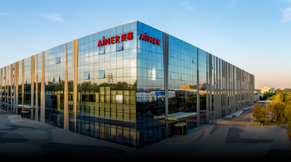 从大学老师到上市内衣巨头老板，年收33亿，坐拥近85亿身价