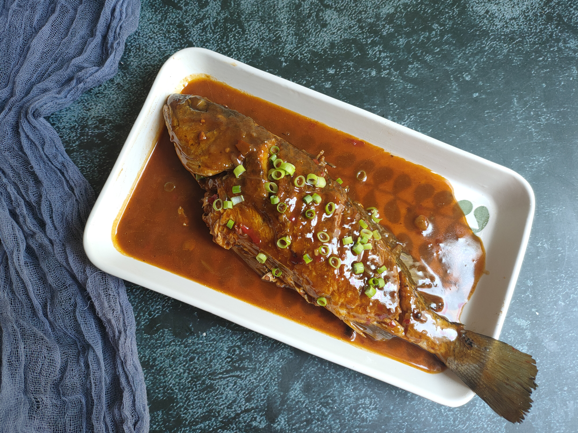 家常红烧鱼这样做不破皮鲜香无敌,不用油煎如何做出有劲道的红烧鱼