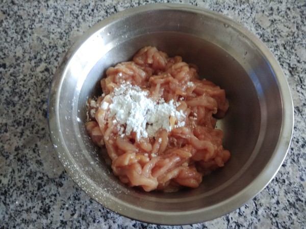 炒肉时切记别直接下锅,炒肉时放什么东西炒出来又软又香