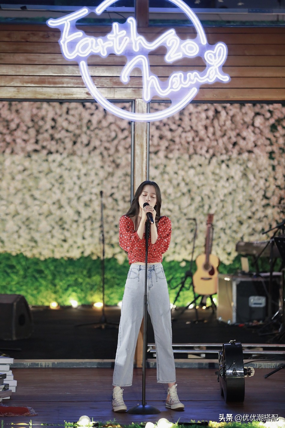 欧阳娜娜穿搭开衫减龄裙装少女感,欧阳娜娜穿单边背带裤元气满满